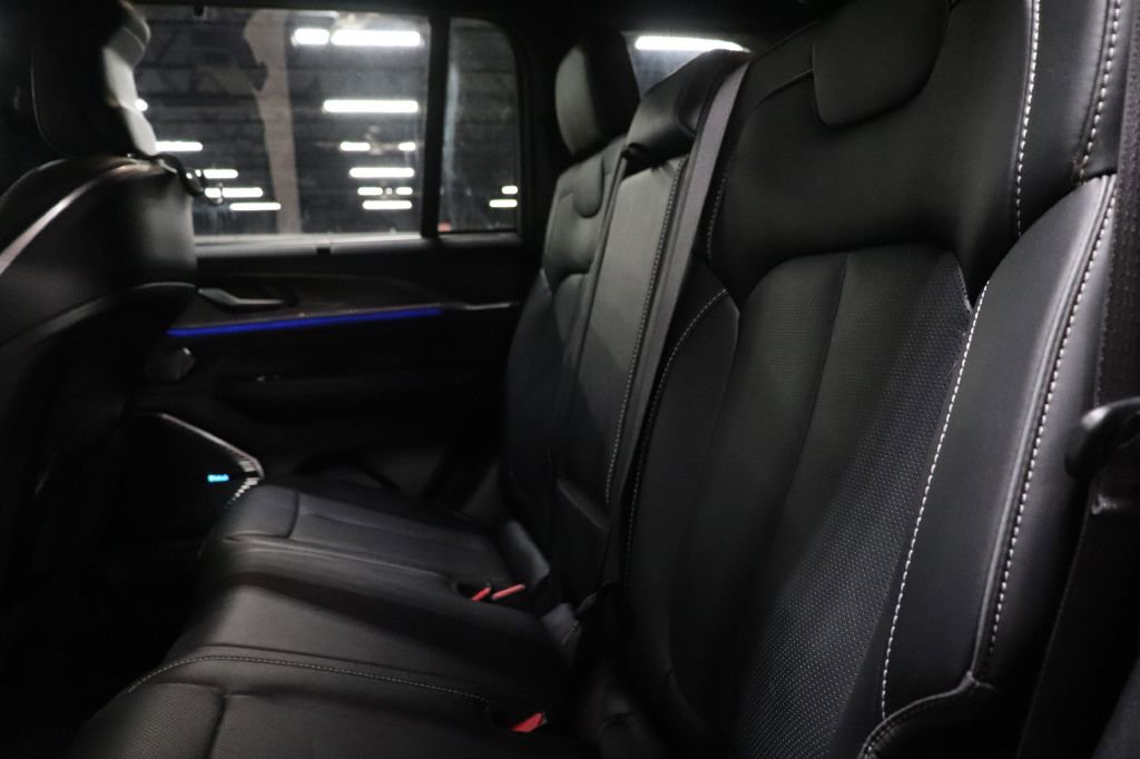 Used 2024 Jeep Grand Cherokee Overland w/ Advanced Protech Group III image 21