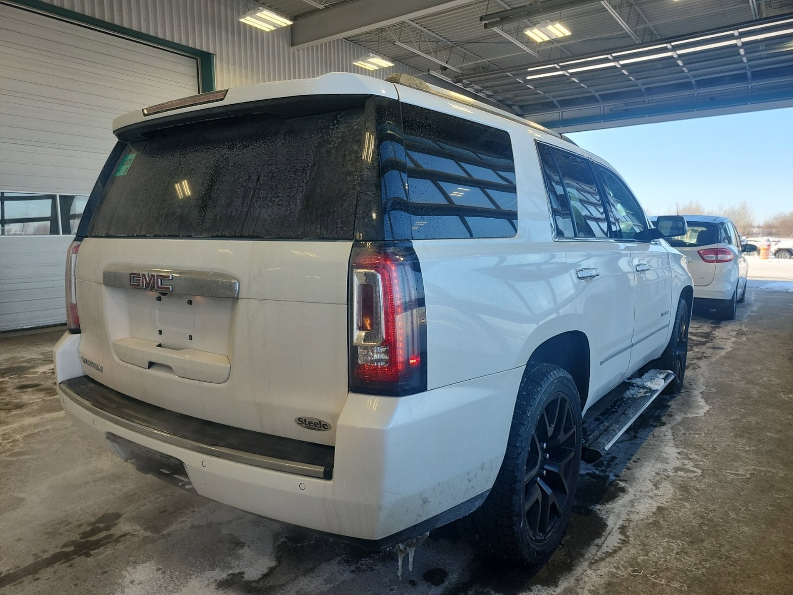 Used 2018 GMC Yukon Denali w/ Denali Ultimate Black Edition AWD/4WD image 3