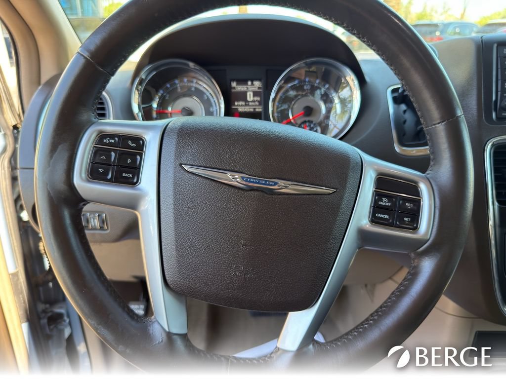 Used 2013 Chrysler Town & Country Touring-L w/ Driver Convenience Group FWD image 14