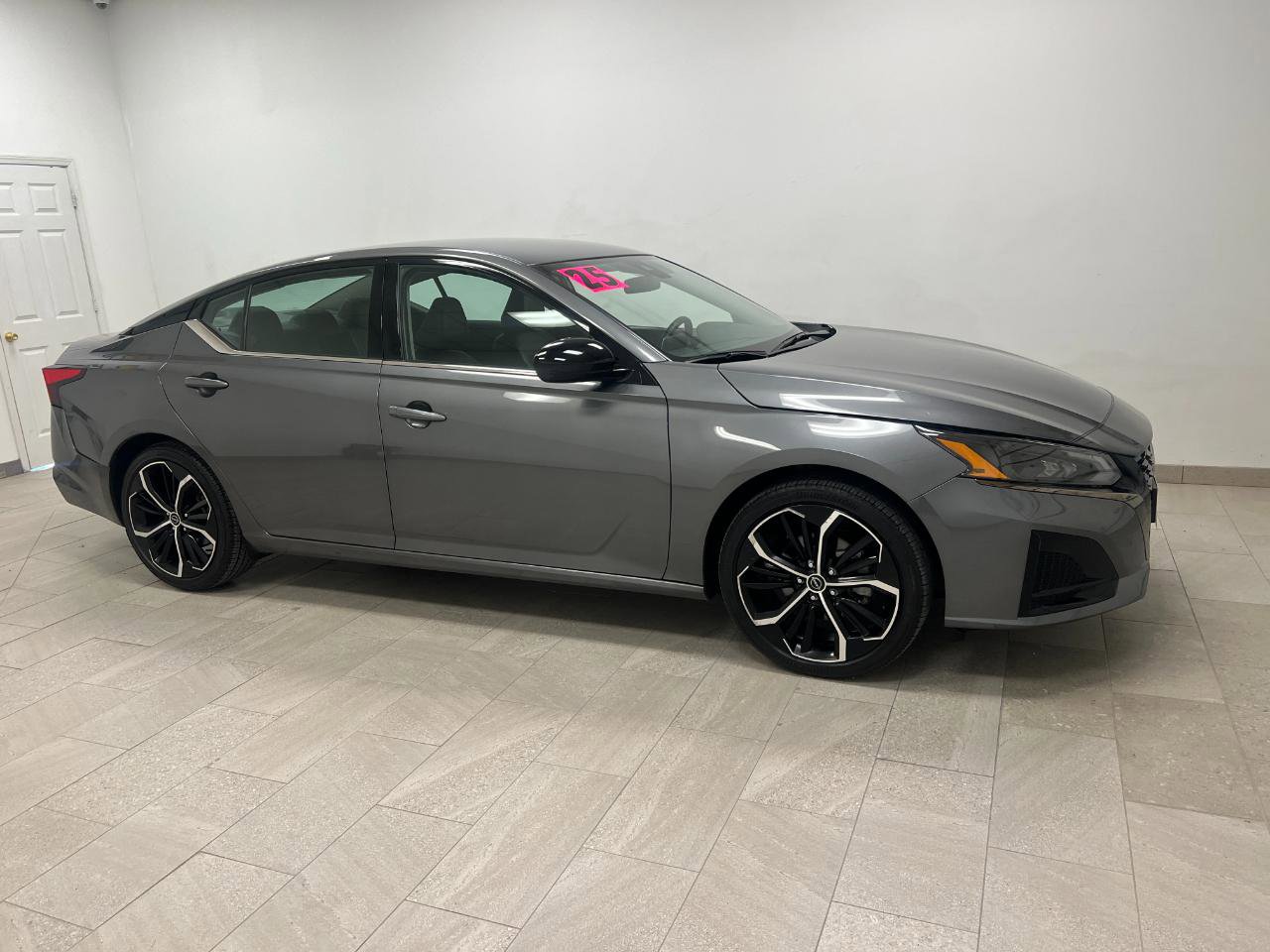 Used 2025 Nissan Altima 2.5 SR FWD image 14