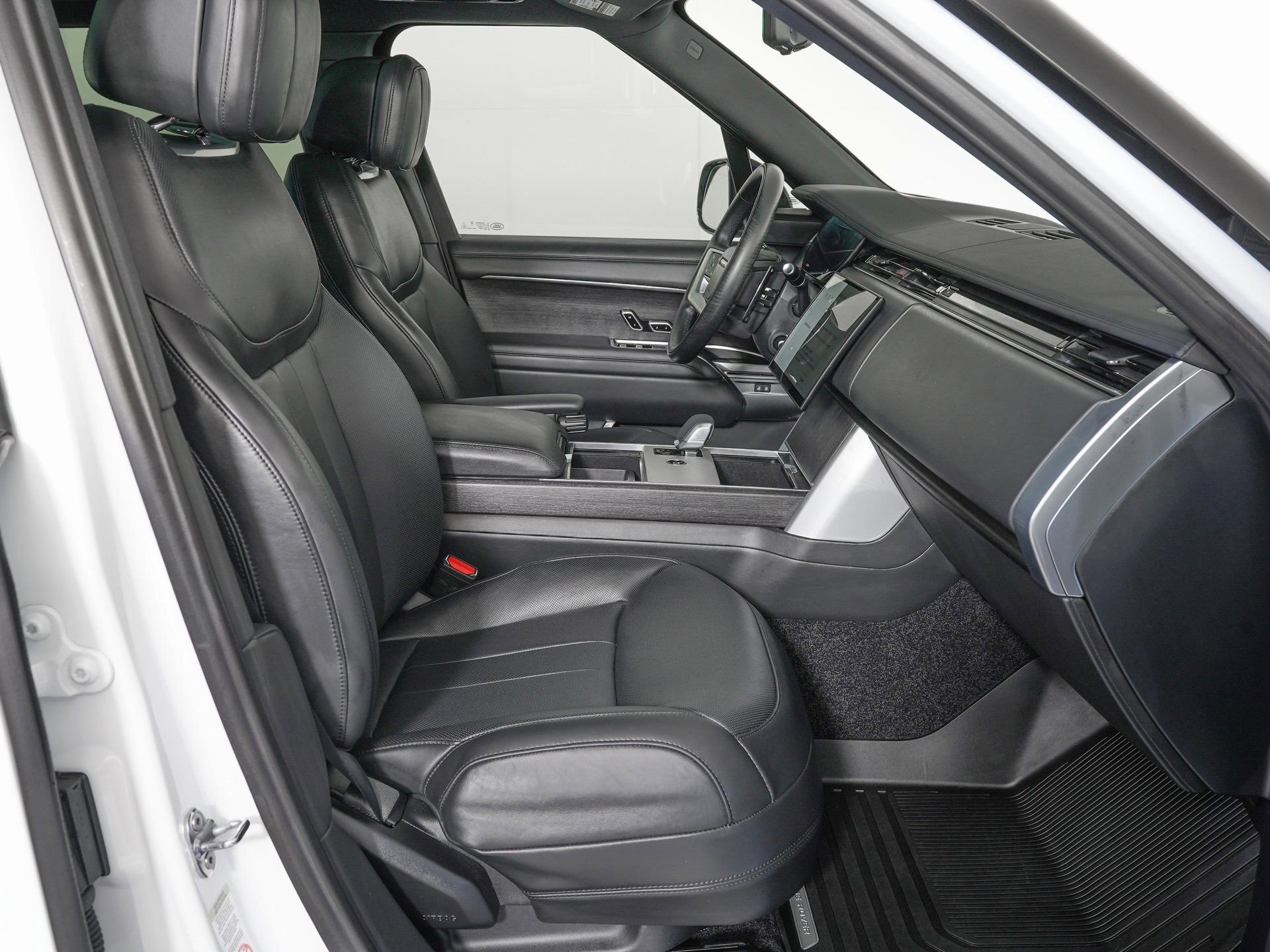 Used 2025 Land Rover Range Rover SE image 9