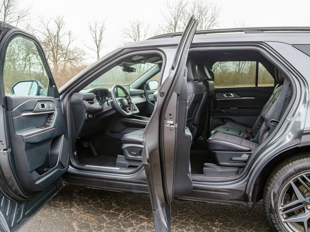 Used 2025 Ford Explorer ST-Line w/ ST-Line Street Pack image 9