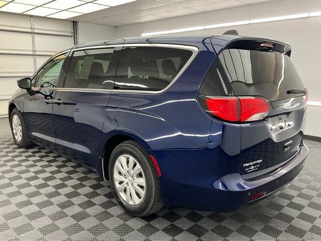 Used 2018 Chrysler Pacifica L FWD image 11