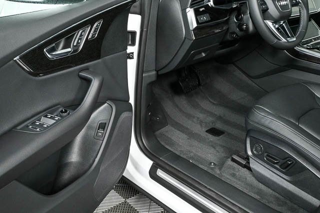 Used 2025 Audi Q8 Premium AWD/4WD image 6