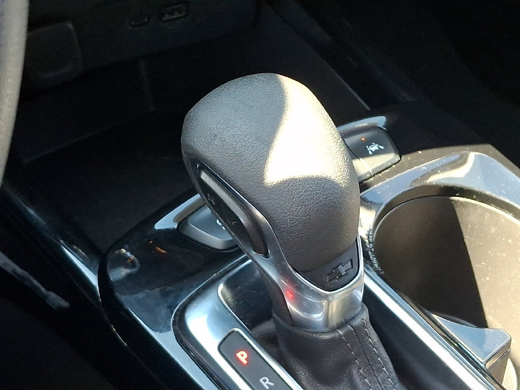 Used 2025 Chevrolet Trax LT FWD image 14
