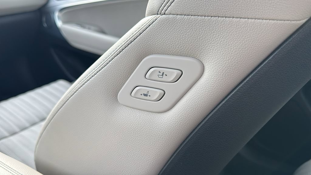 Used 2023 Genesis G70 3.3T w/ Sport Advanced Package image 38