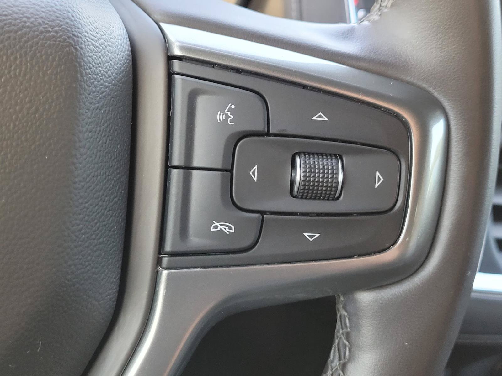Used 2023 Chevrolet Tahoe Z71 w/ Luxury Package AWD/4WD image 8