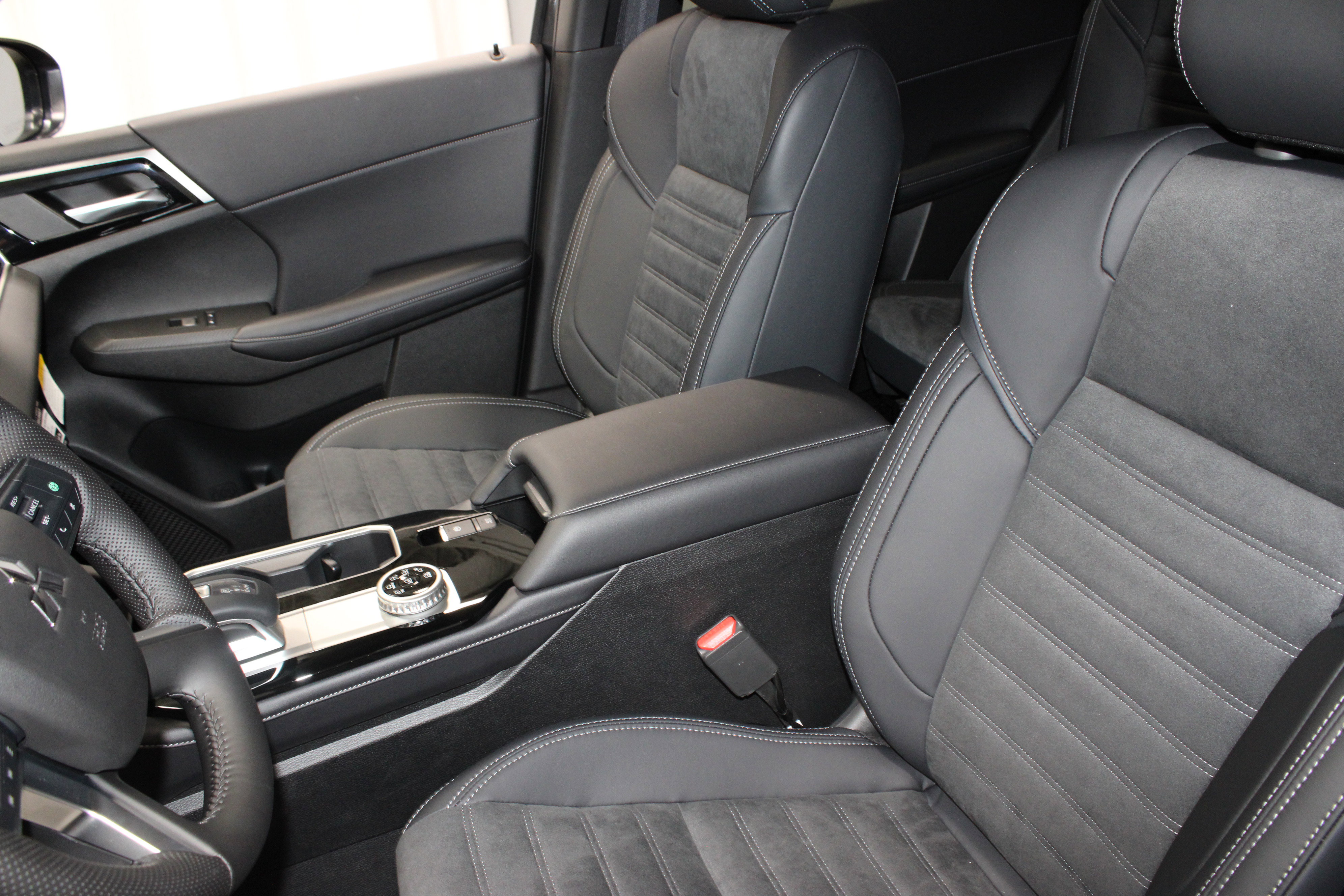 New 2025 Mitsubishi Outlander SE image 18