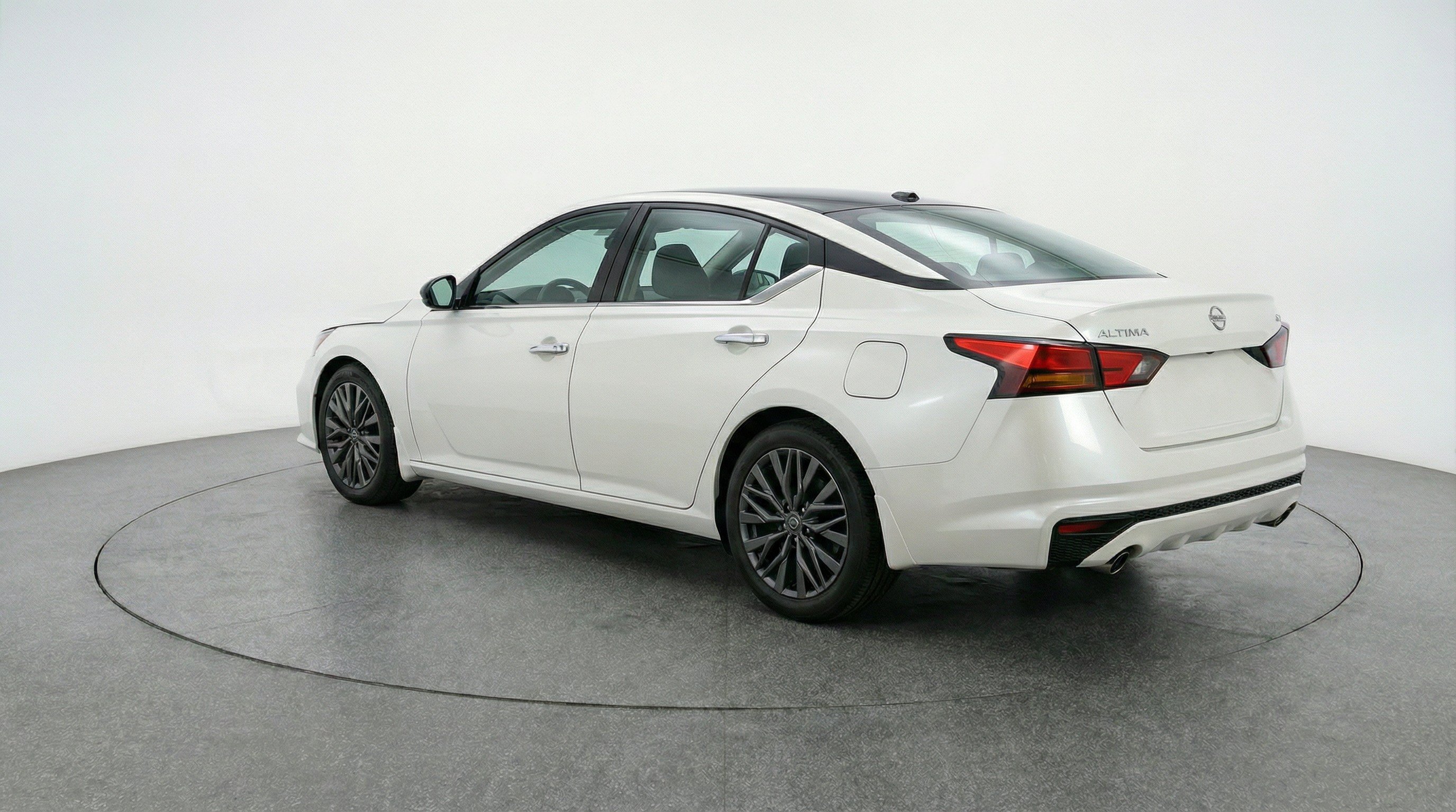 Used 2025 Nissan Altima 2.5 SV FWD image 6