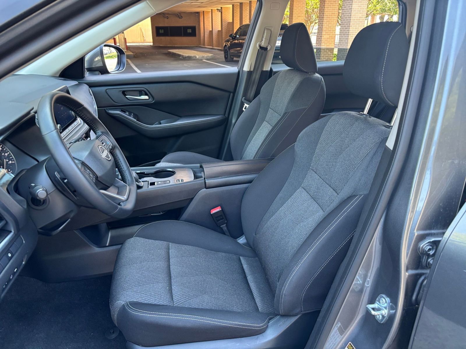 Used 2025 Nissan Rogue SV FWD image 31