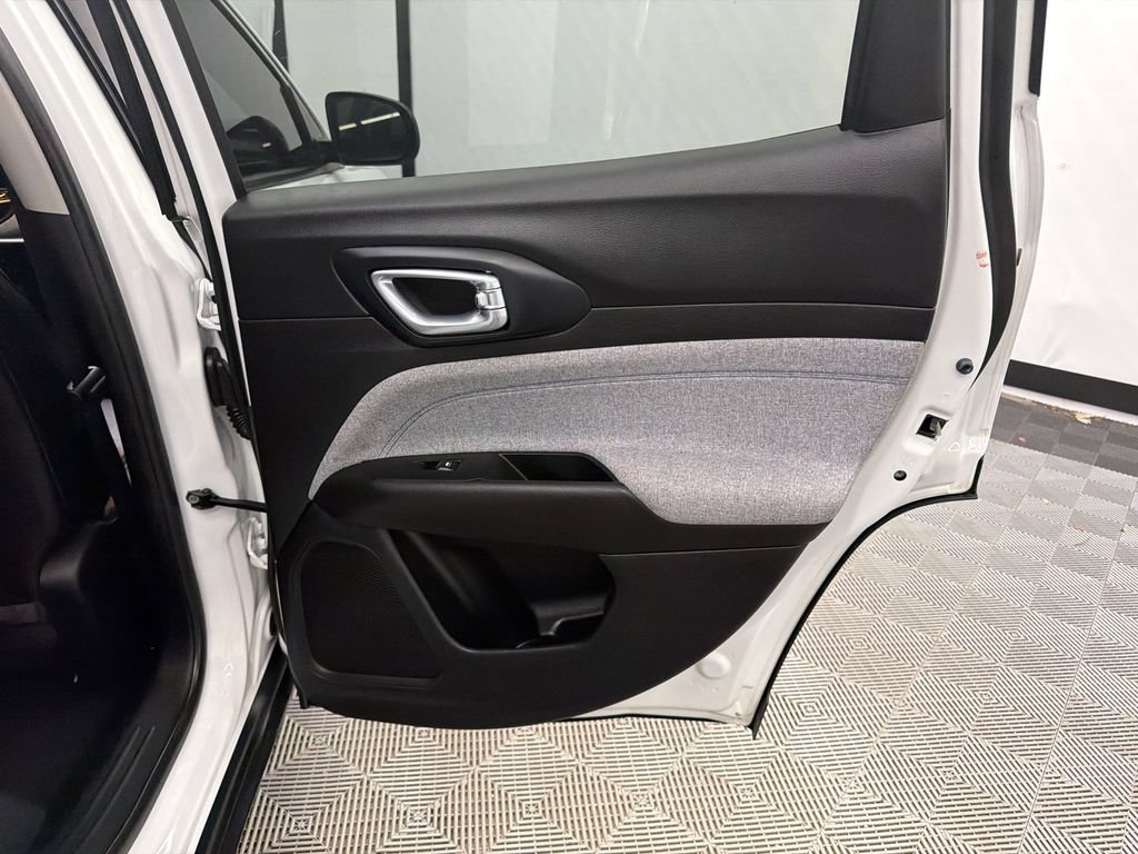 Used 2022 Jeep Compass Latitude FWD image 16