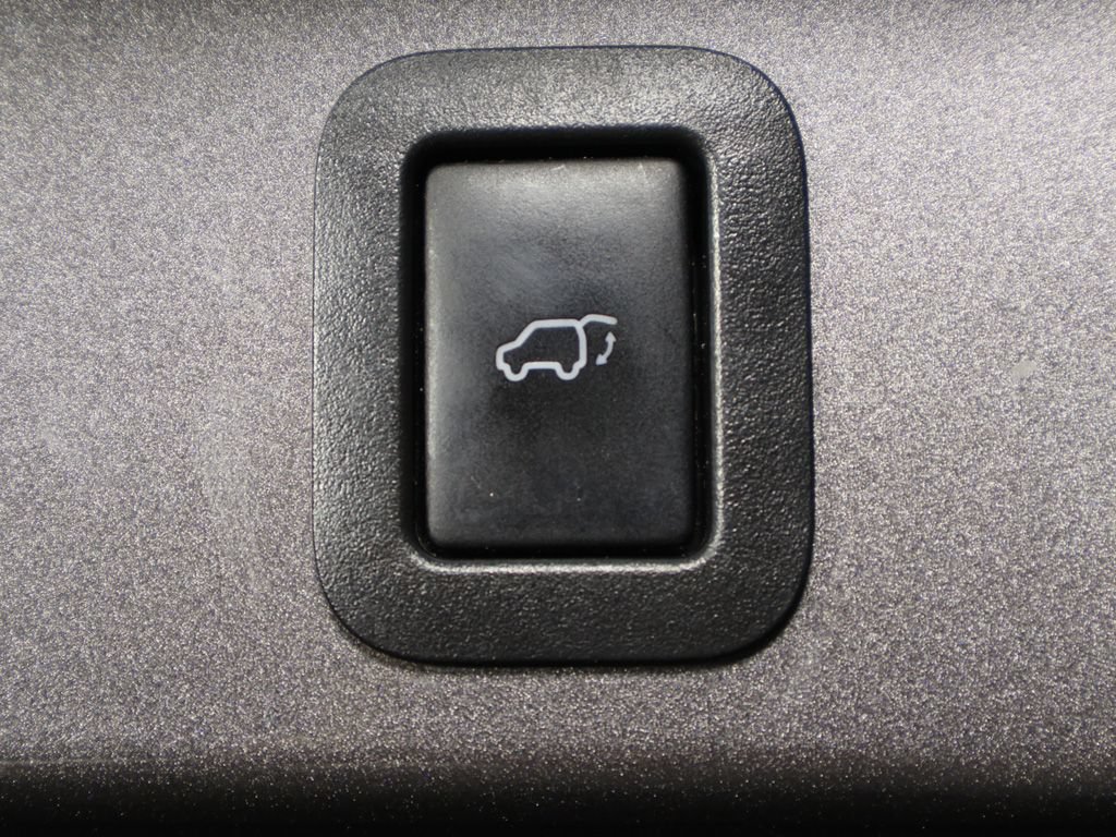 Used 2017 Toyota Highlander XLE w/ Carpet Mat Package AWD/4WD image 18