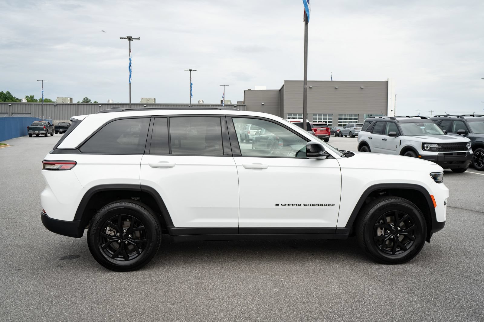 Used 2025 Jeep Grand Cherokee Altitude AWD/4WD image 11