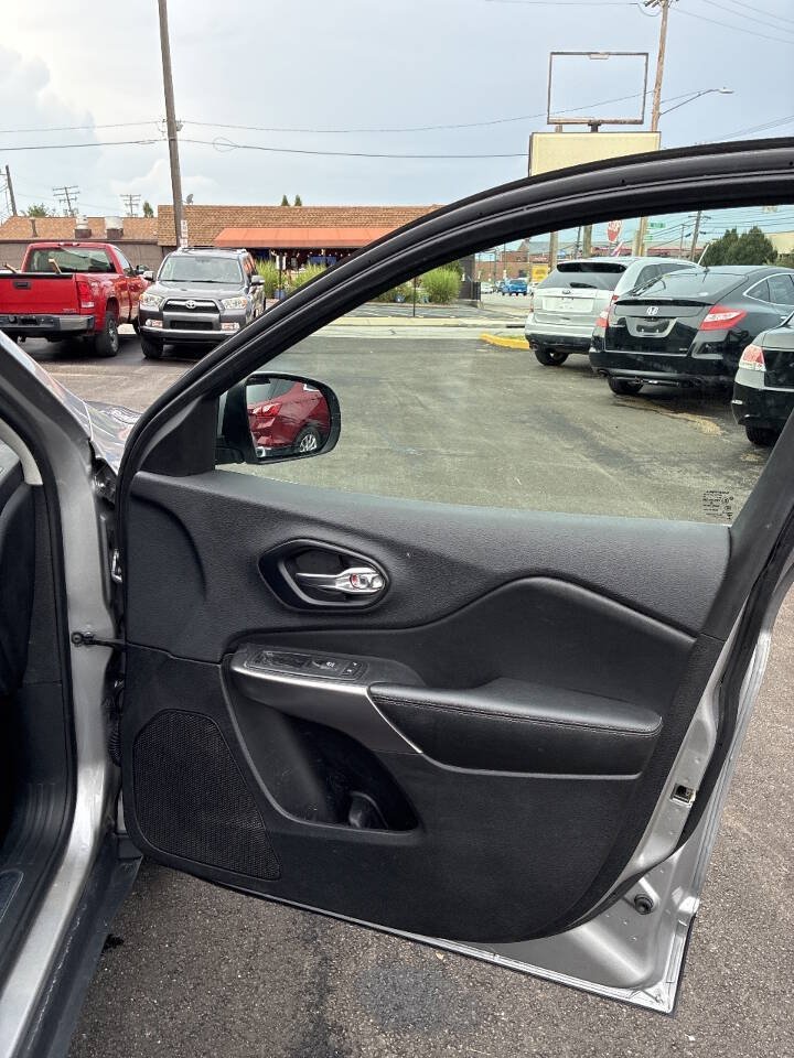 Used 2019 Jeep Cherokee Limited w/ Luxury Group FWD image 13