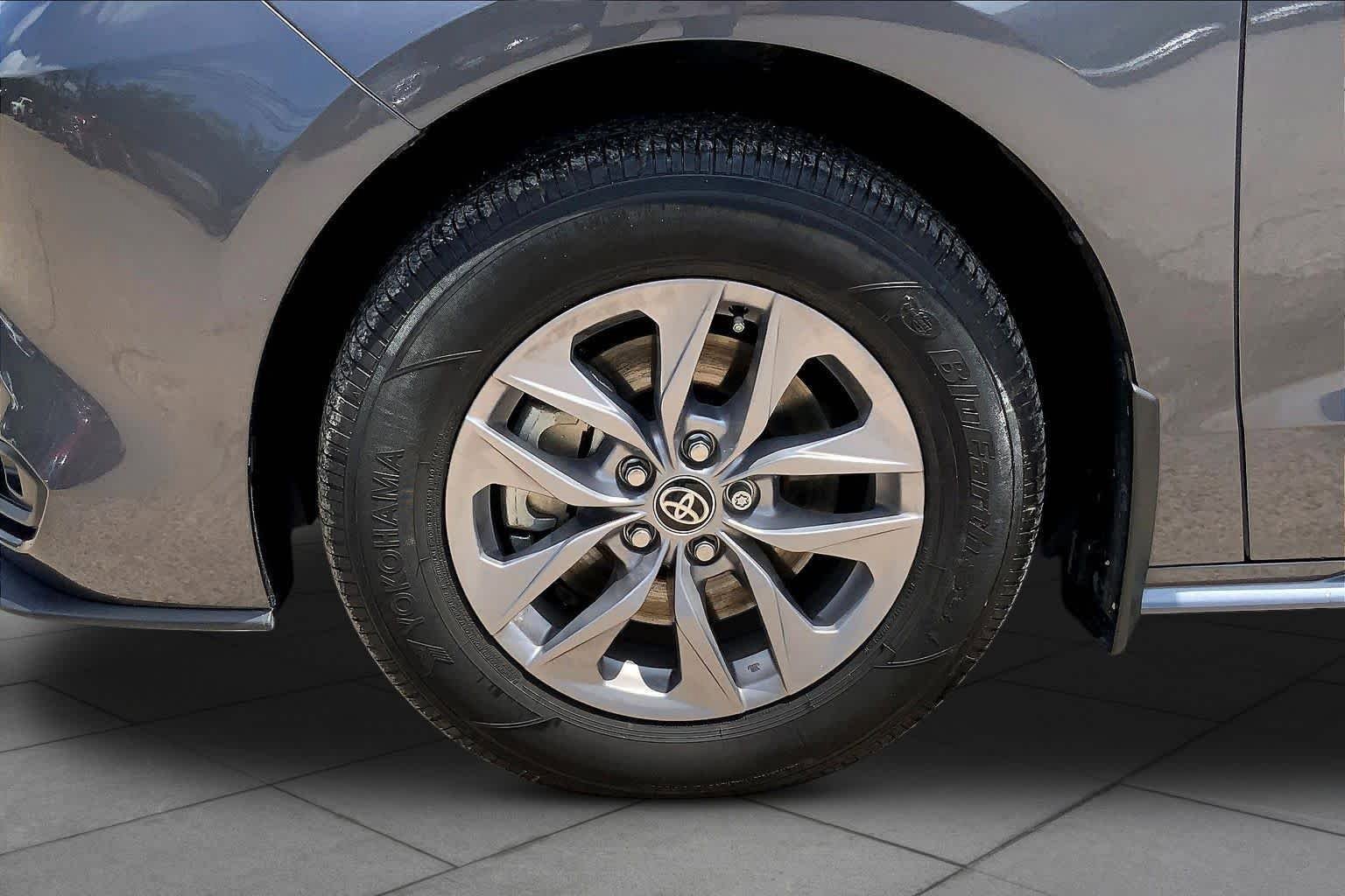Used 2025 Toyota Sienna LE FWD image 11