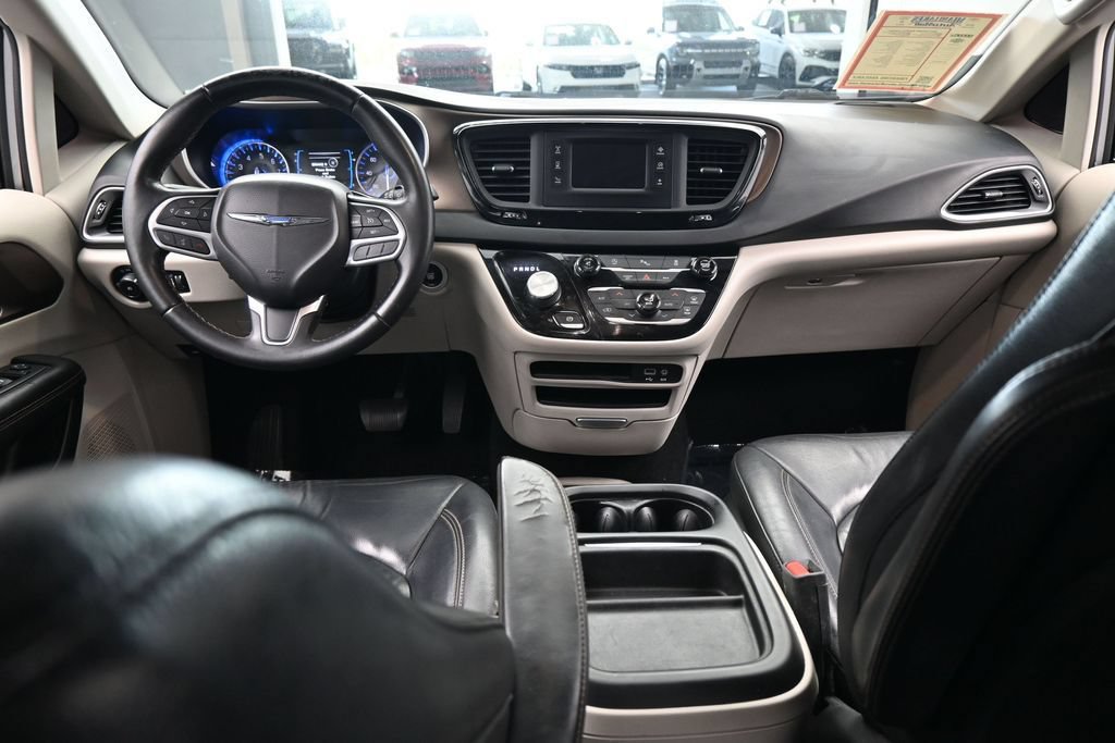 Used 2017 Chrysler Pacifica Touring-L FWD image 37