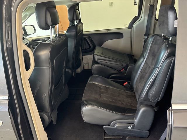 Used 2014 Chrysler Town & Country Touring-L FWD image 18