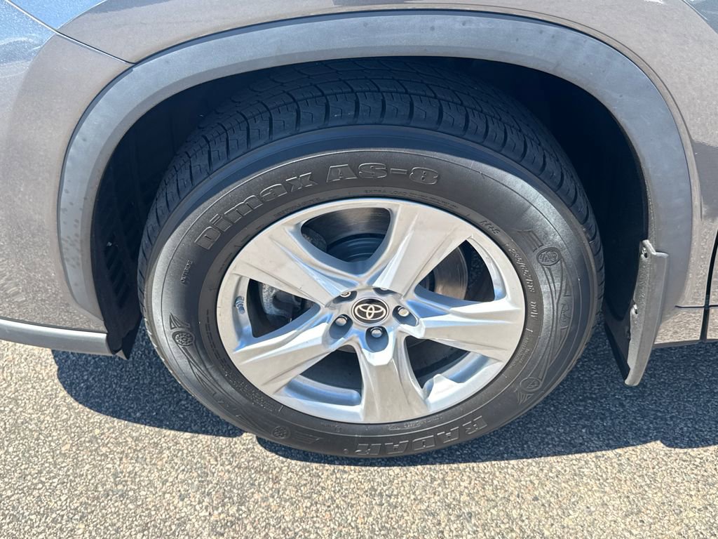 Used 2022 Toyota Highlander LE AWD/4WD image 39