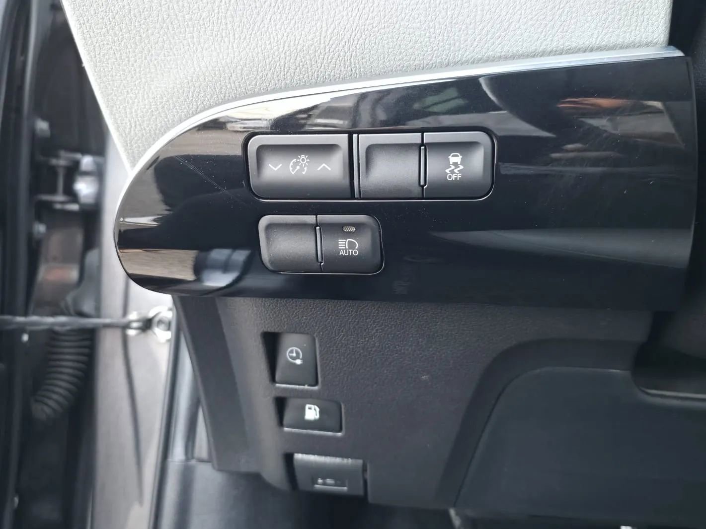 Used 2018 Toyota Prius Prime Premium image 37