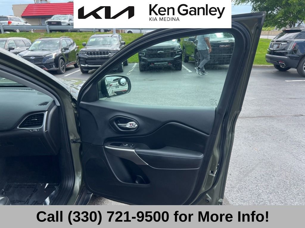 Used 2019 Jeep Cherokee Latitude Plus w/ Cold Weather Group AWD/4WD image 57