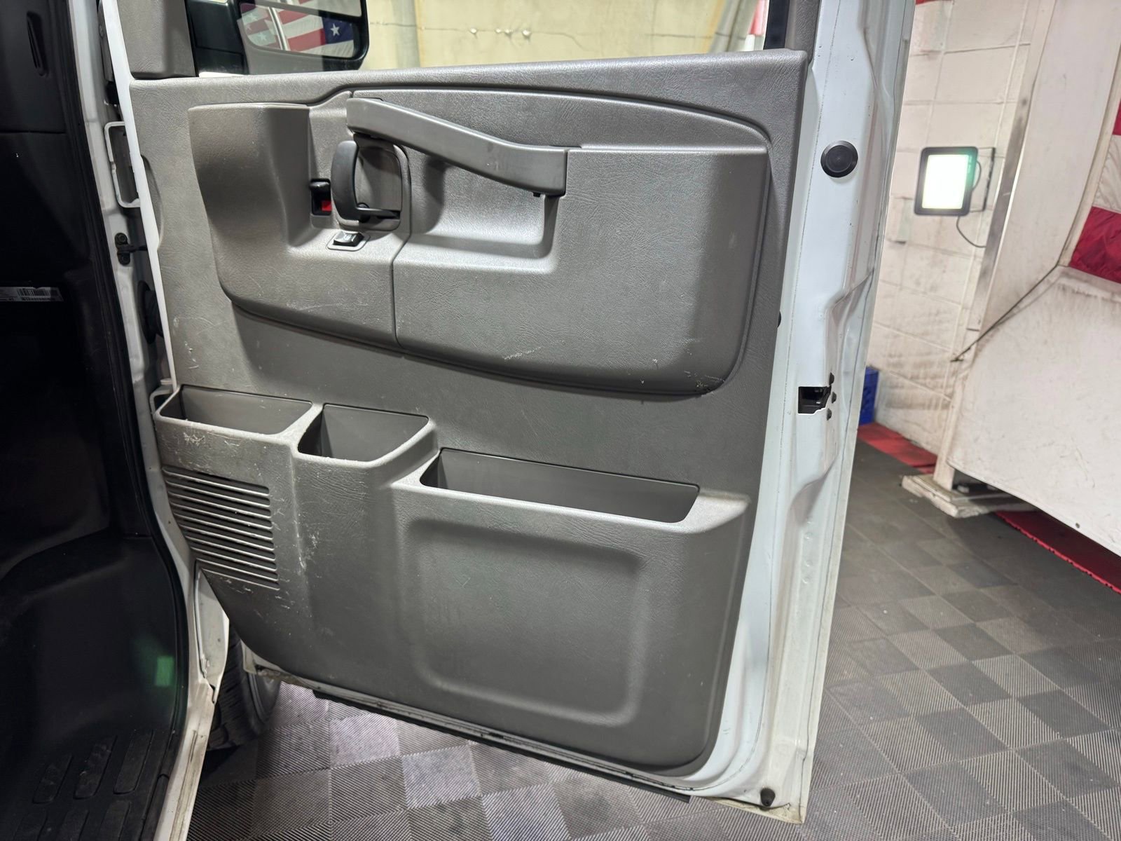 Used 2018 GMC Savana 2500 RWD image 10