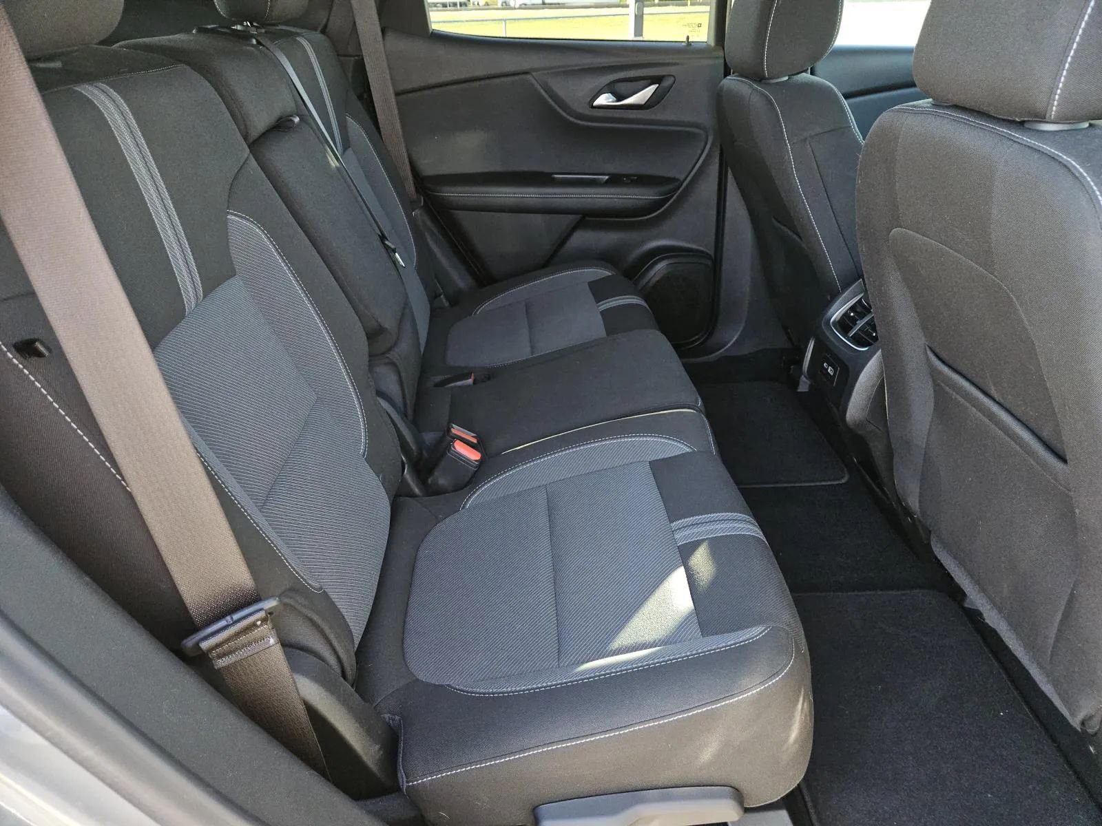 Used 2025 Chevrolet Blazer LT image 32