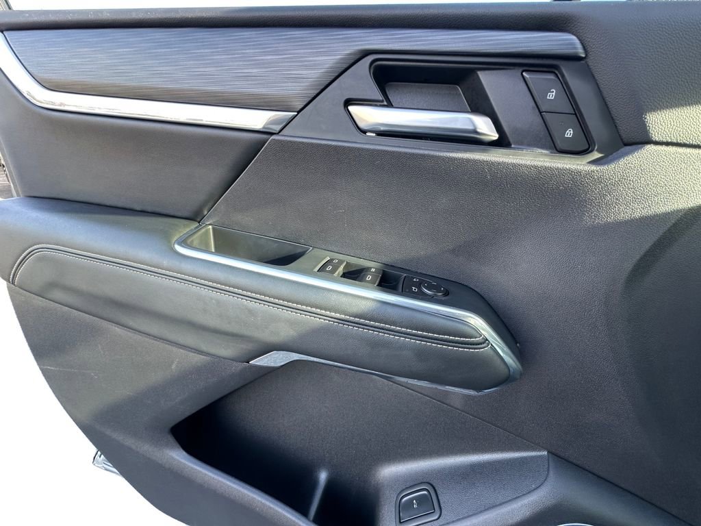 Used 2025 GMC Acadia Elevation image 11