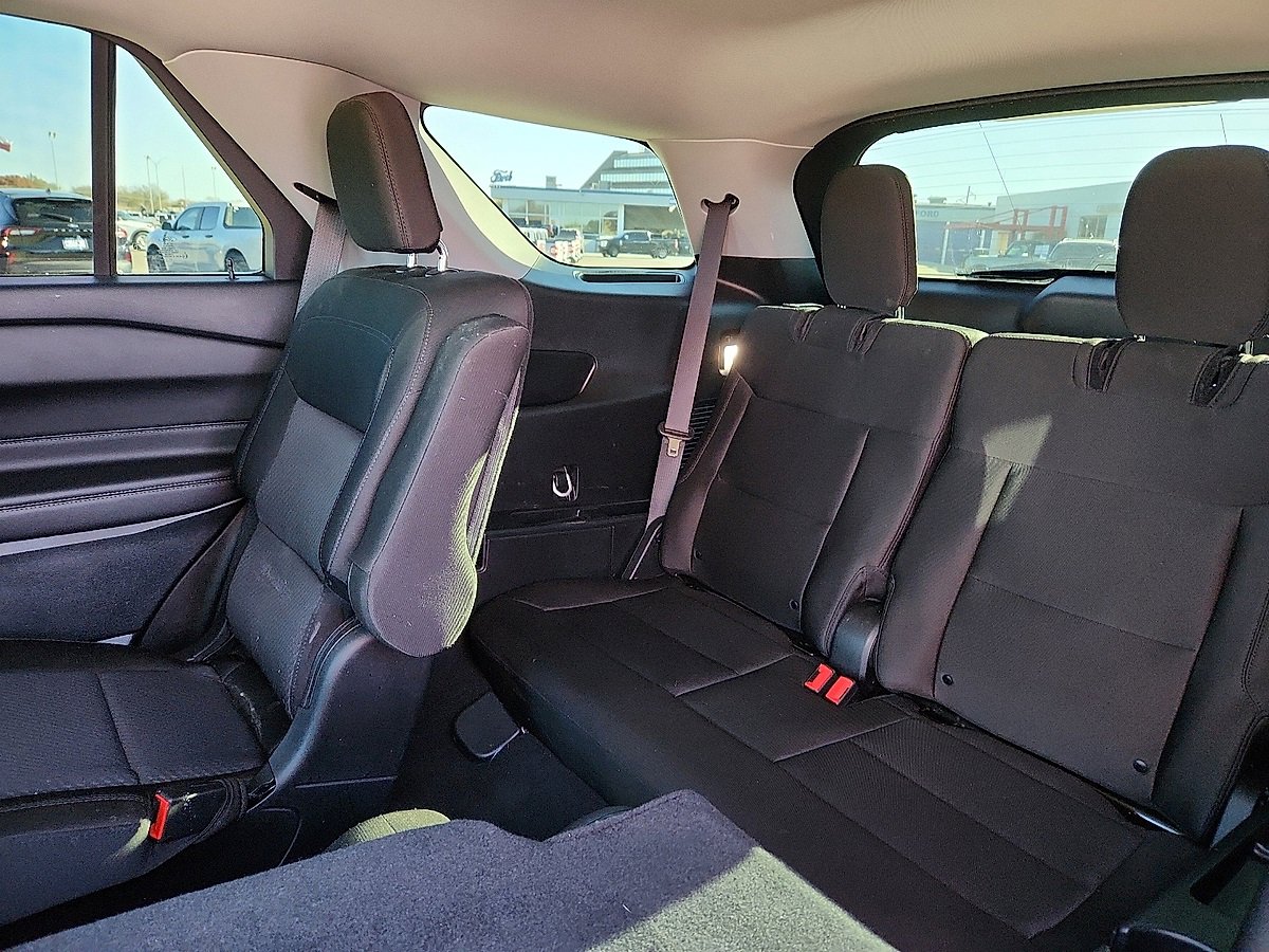 Used 2023 Ford Explorer XLT image 5