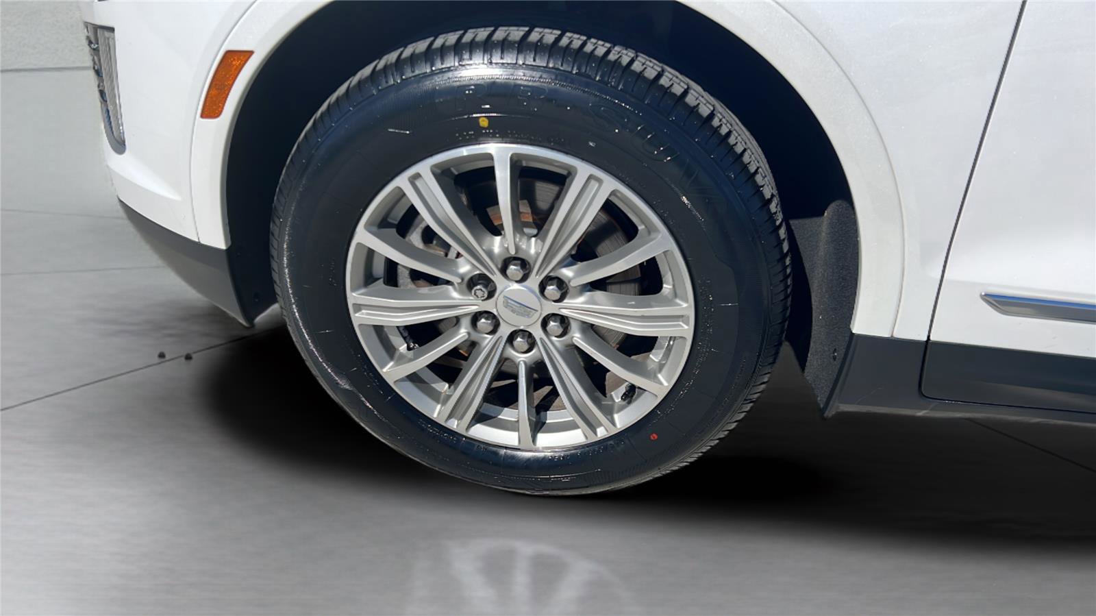 Used 2018 Cadillac XT5 Luxury w/ Driver Awareness Package image 16