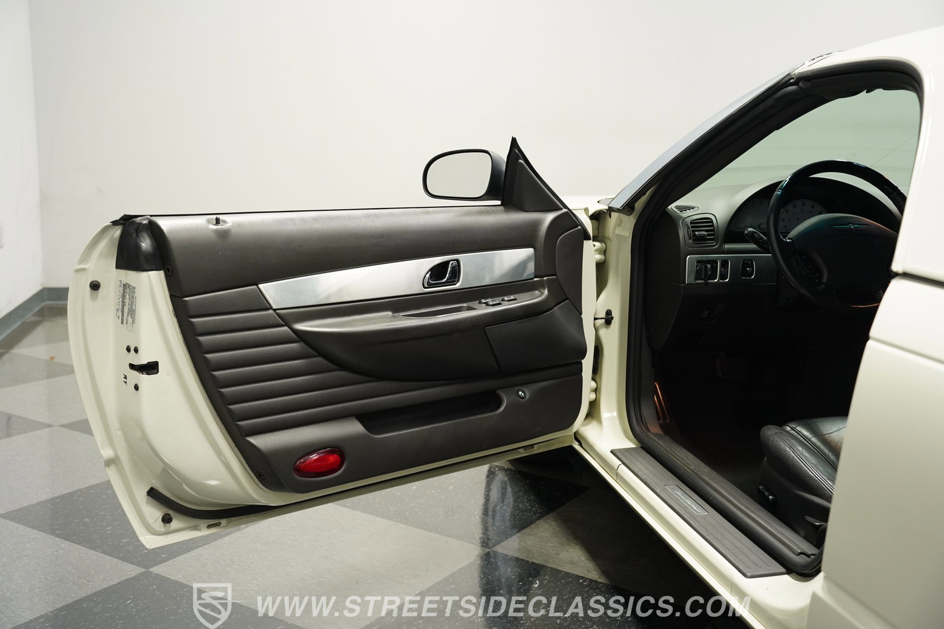 Used 2002 Ford Thunderbird image 35