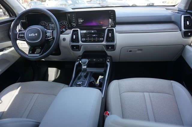 Used 2023 Kia Sorento EX w/ Panoramic Sunroof Package FWD image 6