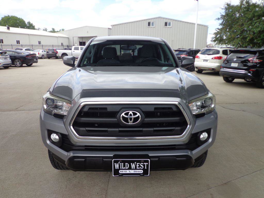 Used 2017 Toyota Tacoma 4x4 Double Cab image 2