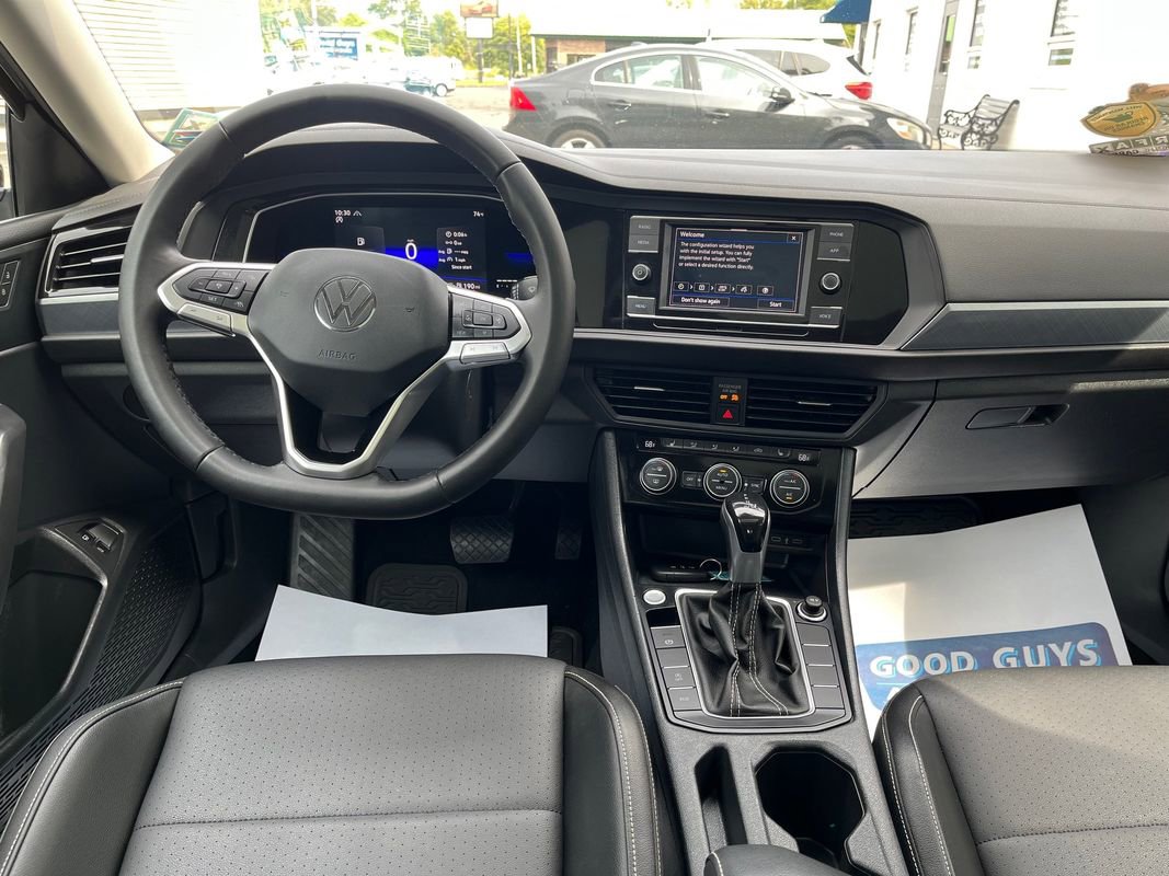 Used 2022 Volkswagen Jetta SE w/ Panoramic Sunroof Package image 5