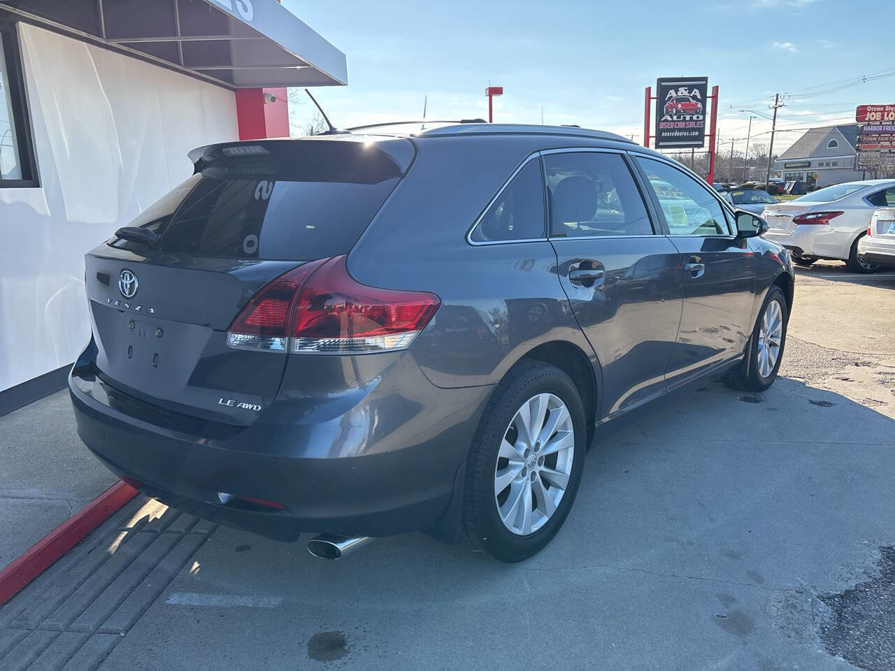 Used 2015 Toyota Venza LE AWD/4WD image 3
