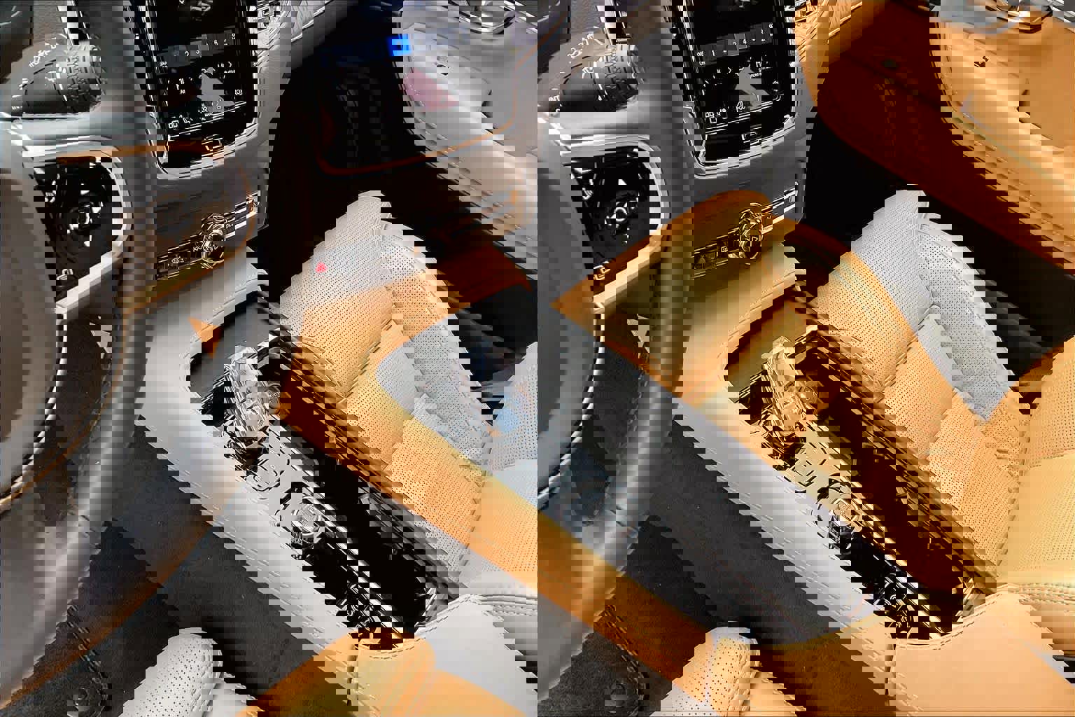 Used 2024 Volvo XC90 B6 Ultimate w/ Lounge Package image 16