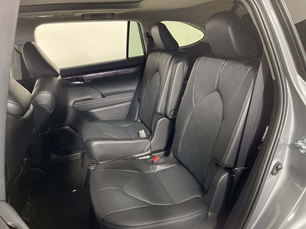 New 2026 Toyota Highlander Platinum image 13