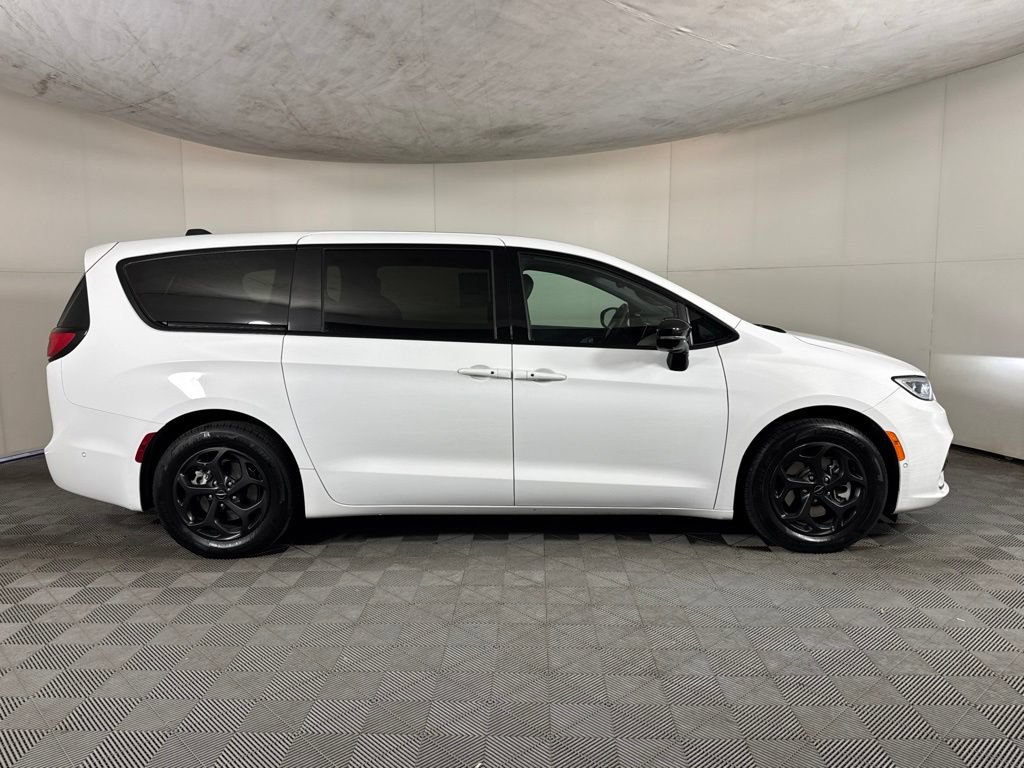 Certified 2024 Chrysler Pacifica Limited FWD image 4