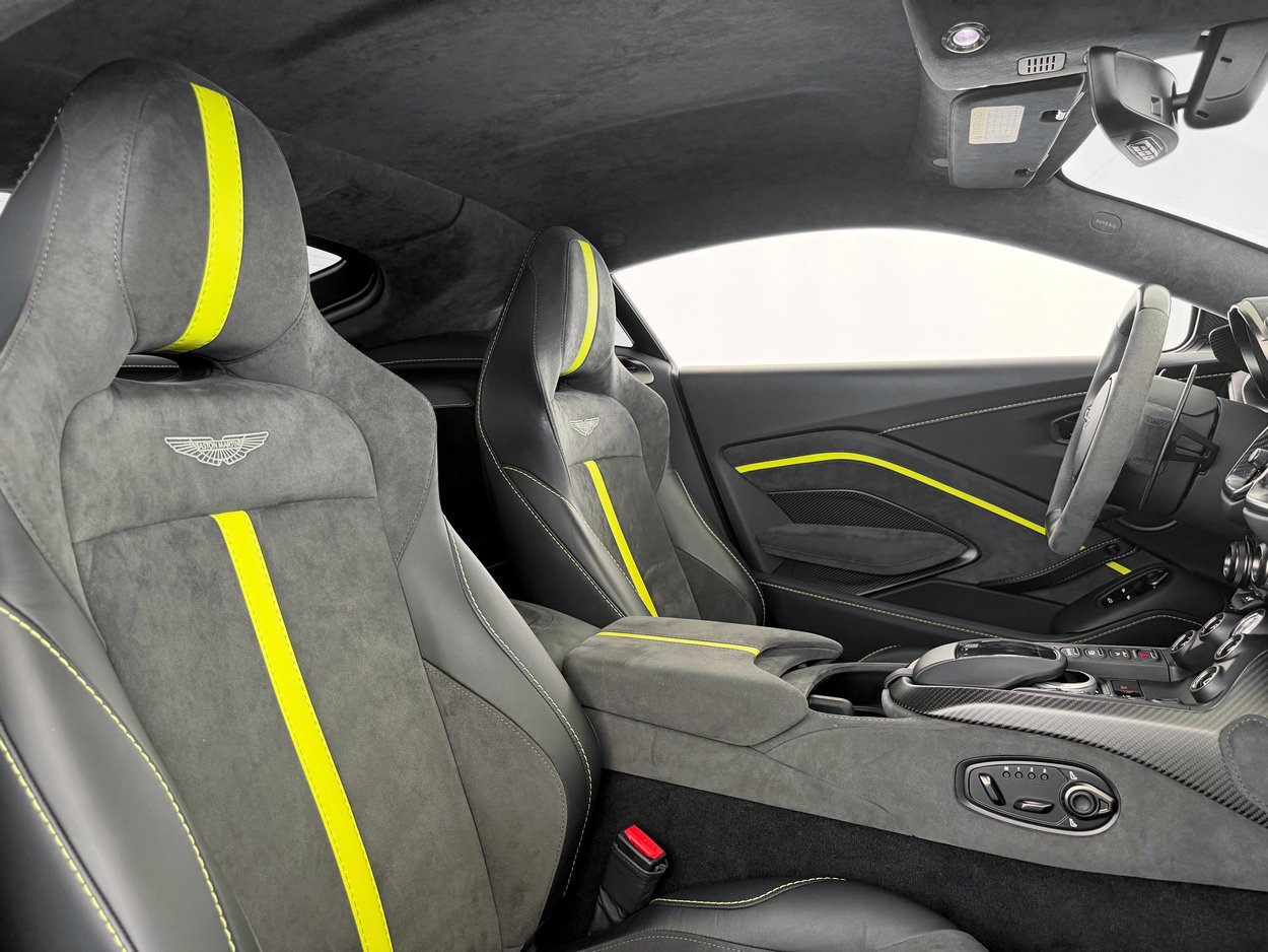 Used 2022 Aston Martin V8 Vantage Coupe image 25