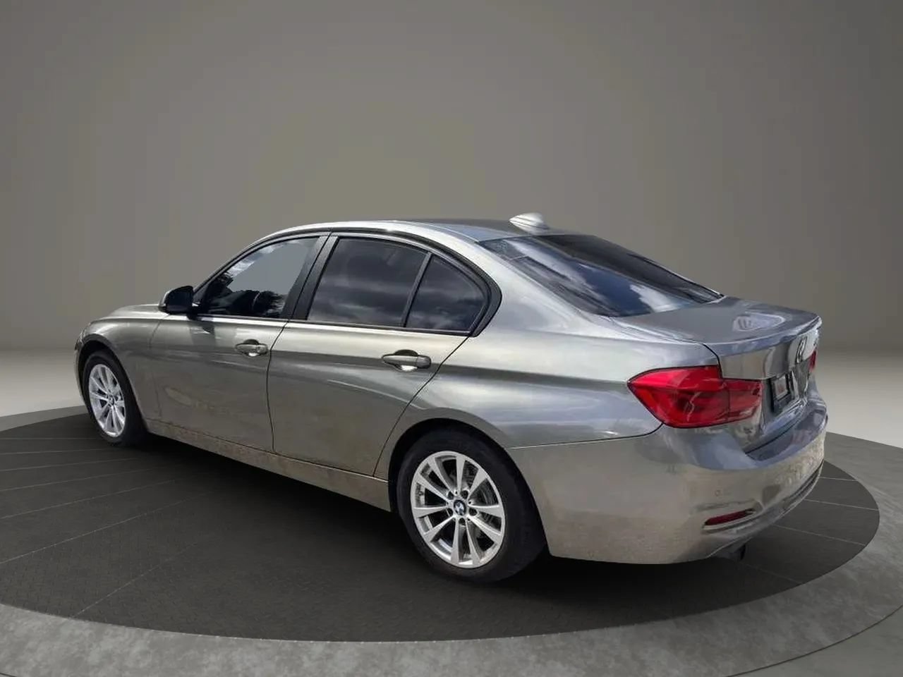Used 2017 BMW 320i Sedan RWD image 3