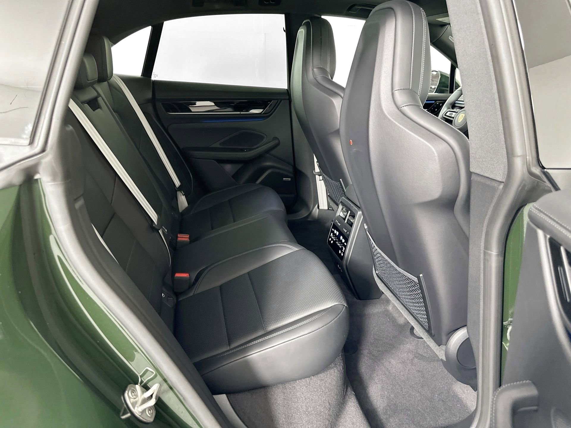 Certified 2025 Porsche Macan Electric image 27