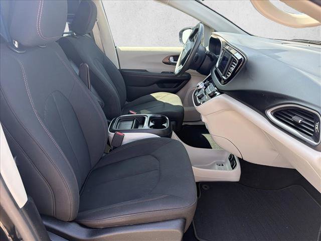 Used 2018 Chrysler Pacifica Touring Plus w/ Tire & Wheel Group FWD image 23
