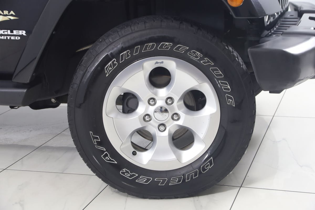 Used 2015 Jeep Wrangler Unlimited Sahara w/ Connectivity Group AWD/4WD image 13