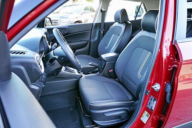 Certified 2025 Hyundai Venue Limited FWD image 15