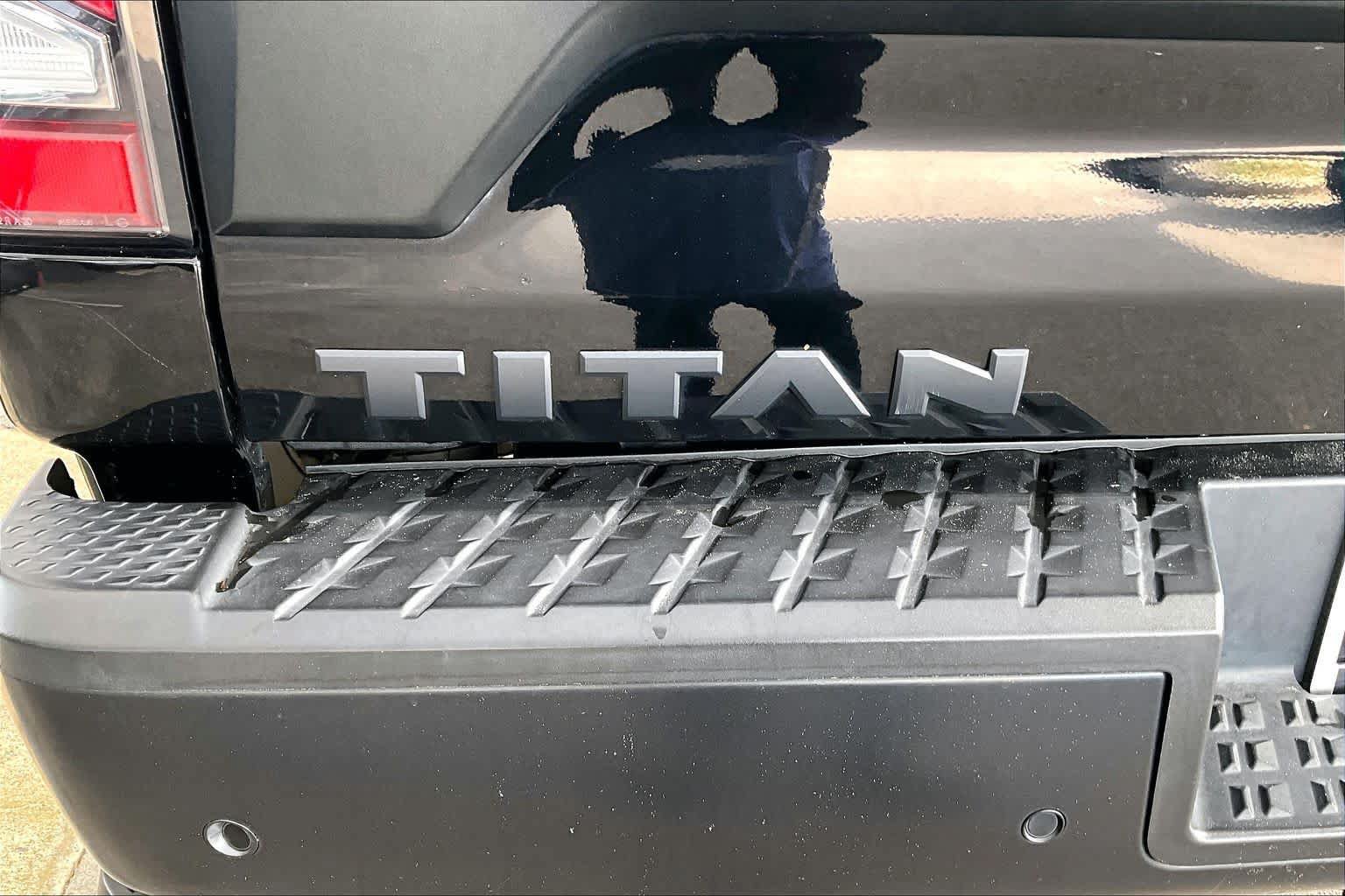 Used 2021 Nissan Titan PRO-4X w/ Pro-4x Convenience Package AWD/4WD image 10