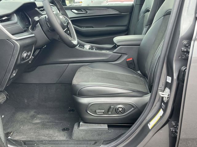 New 2025 Jeep Grand Cherokee Altitude image 10