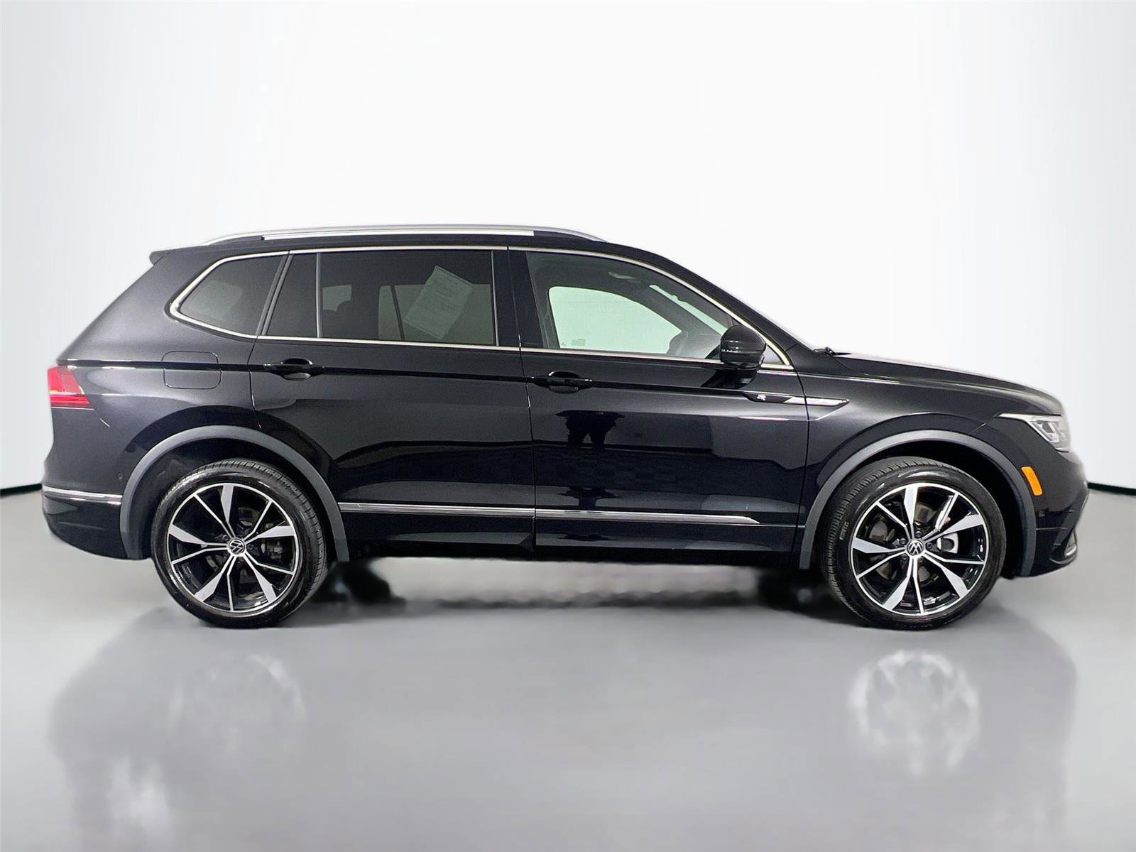 Used 2024 Volkswagen Tiguan SEL R-Line AWD/4WD image 7