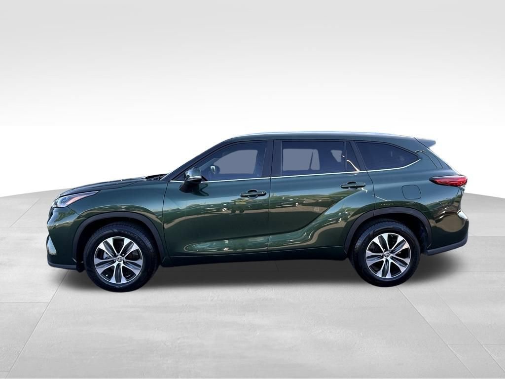 Used 2023 Toyota Highlander XLE FWD image 2