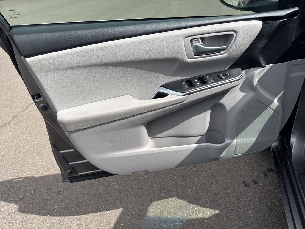Used 2017 Toyota Camry SE image 16