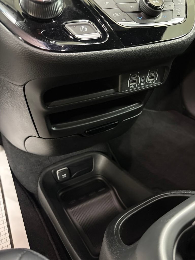 Used 2024 Chrysler Pacifica Touring-L w/ S Appearance Package AWD/4WD image 13