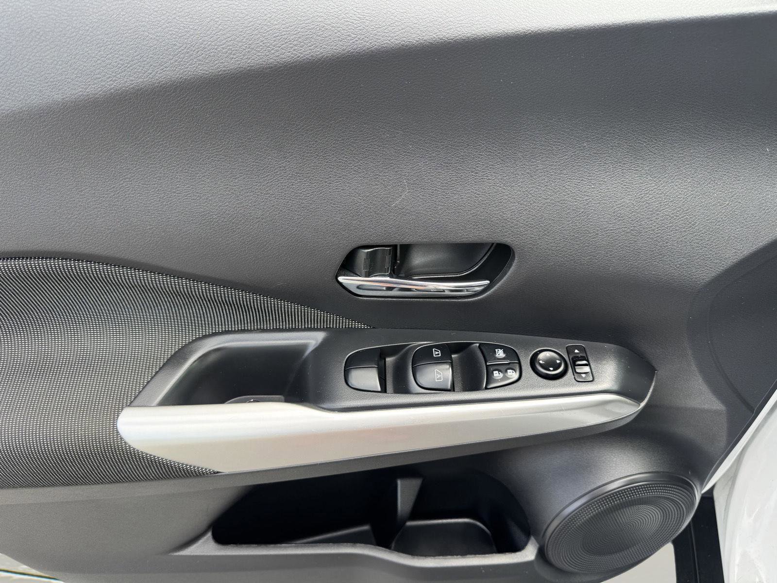 Used 2018 Nissan Kicks SV FWD image 13